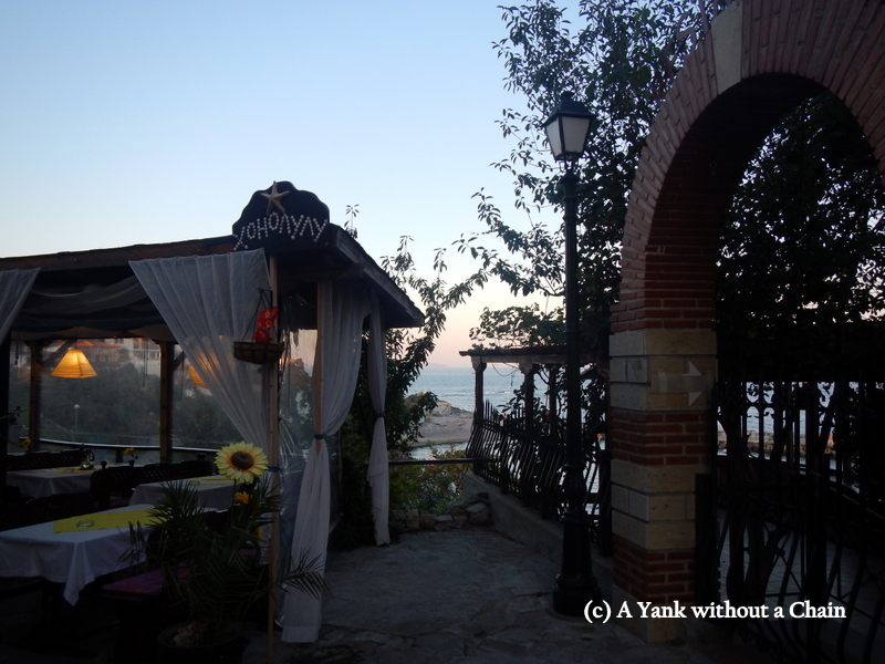 One of Nessebar's many restaurants, Honolulu, with a view of the beach