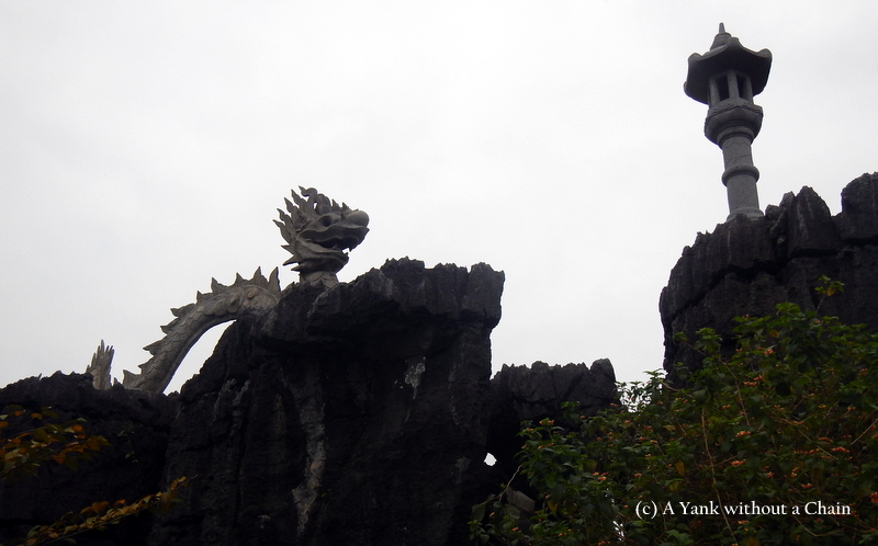 A dragon at the peak of Mua cave.